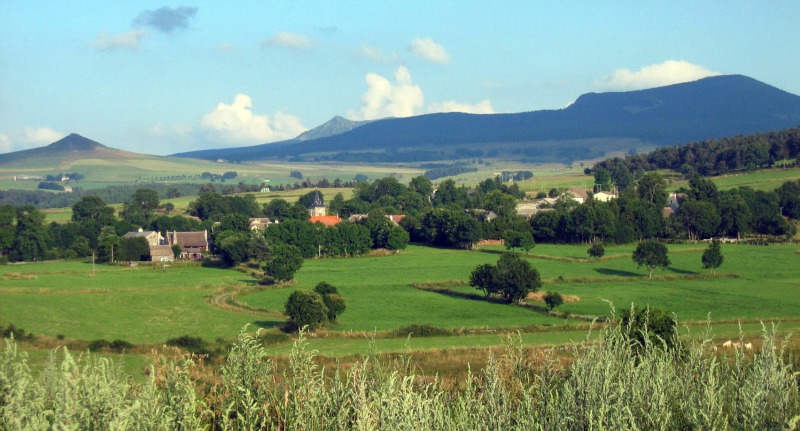 le bourg de Moudeyres avec en arrière plan le Mézenc et l'Alambre